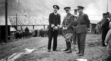 Befolkningen i Longyearbyen ble evakuert med allierte krigsskip 2. september 1941. SNSG bildearkiv Befolkningen i Longyearbyen ble evakuert med allierte krigsskip 2. september 1941.