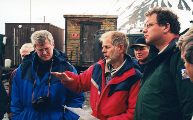 Industry Minister Lars Sponheim (right) and Governor Morten Ruud are shown round by Mining Manager Finn Lundgren at Høgnes in Svea in the summer of 1999.