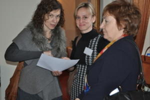 3 ladies in Cesis_250x166