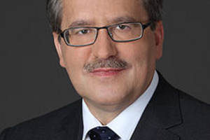 Bronislaw_Komorowski_2010_grey_crop