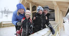- Nå gleder vi oss til å nyte hyttelivet i Valdres, erklærer denne muntre gjengen fra Bærums Verk. Fra venstre Irja Merete Sylvarnes, Mari (5), Iver (7) og Kjell Håvard Myhrsveen. Denne lørdagen er de på befaring på sin nye hytte i eventyrriket He