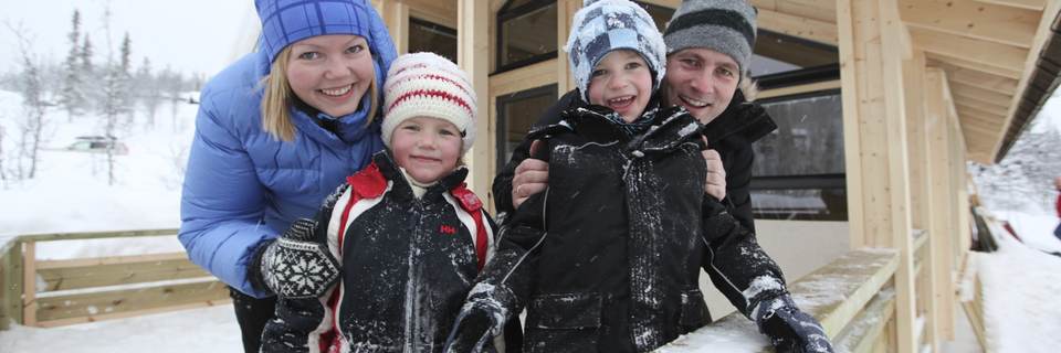 - Nå gleder vi oss til å nyte hyttelivet i Valdres, erklærer denne muntre gjengen fra Bærums Verk. Fra venstre Irja Merete Sylvarnes, Mari (5), Iver (7) og Kjell Håvard Myhrsveen. Denne lørdagen er de på befaring på sin nye hytte i eventyrriket He