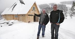 - Dette er Østlandets største lavvo, kanskje landets, mener Johan Höglund (tv) og Geir Prestegården. Prestegården har tegnet den to-etasjers lavvoen.