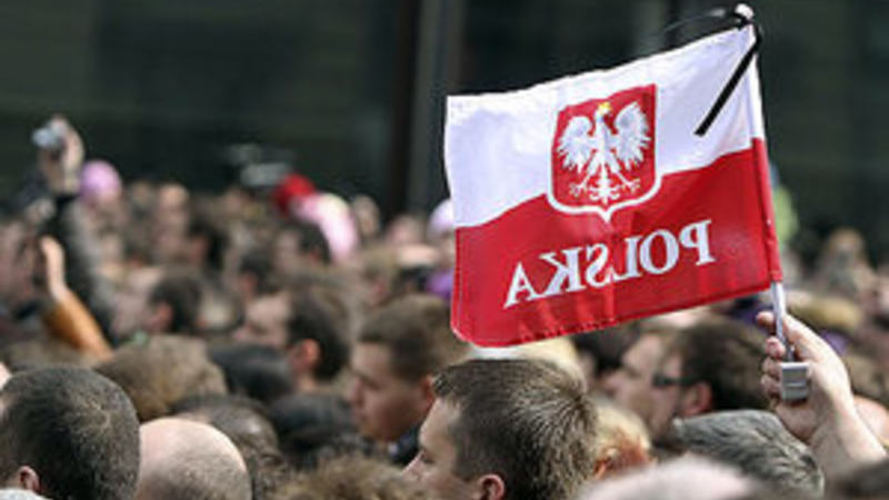 A-mourner-waves-a-Polish--001_300x180
