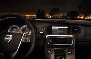 S60_MY11_Dashboard_LeatherSilkMet_Infotainment_Night_A3Rez copy