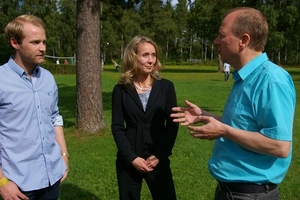 Anders Solve Strand (l.) and Alf Johansen (r.) in a conversation with Monica Slakey