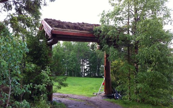 Molde: Søknadspliktig. Omstridt hytteportal i Molde. Kommunen mener den er søknadspliktig. Men siden naboen ikke har samtykket til at den stikker inn på hans eiendom, vil kommunen ikke behandle søknaden og krever nå at portalen blir fjernet.