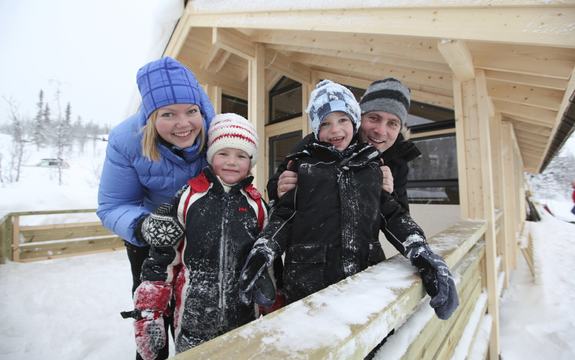 - Nå gleder vi oss til å nyte hyttelivet i Valdres, erklærer denne muntre gjengen fra Bærums Verk. Fra venstre Irja Merete Sylvarnes, Mari (5), Iver (7) og Kjell Håvard Myhrsveen. Denne lørdagen er de på befaring på sin nye hytte i eventyrriket He