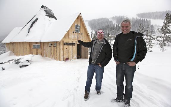 - Dette er Østlandets største lavvo, kanskje landets, mener Johan Höglund (tv) og Geir Prestegården. Prestegården har tegnet den to-etasjers lavvoen.