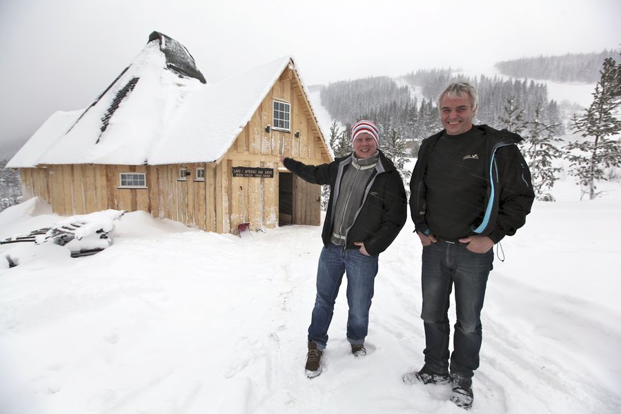 - Dette er Østlandets største lavvo, kanskje landets, mener Johan Höglund (tv) og Geir Prestegården. Prestegården har tegnet den to-etasjers lavvoen.