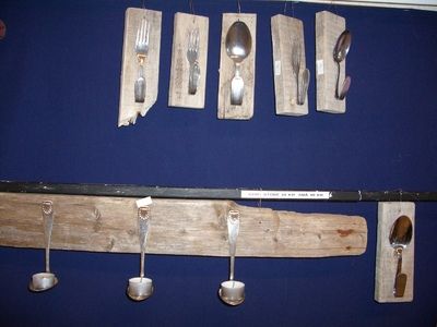 Rækved med gafler og skjeer som telysholder og knagg