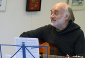 Rolf Lyngstad ble første gang kjent med Martensnissen i 1986. Her synger og spiller han for små og store i Steinkjer bibliotek