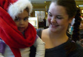 Lea Aurora Ystmark var en av mange barn som hadde funnet fram nisselua til møtet med Martensnissen. Her på Aina Ystmark\