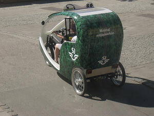 Green ecocab in Stockholm - phototouring - flickr_300x226