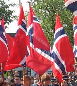 Norske flagg. Foto: Wikimedia commons