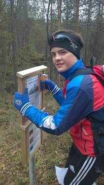 Andreas monterer plakater på Lulledalen skogsti.