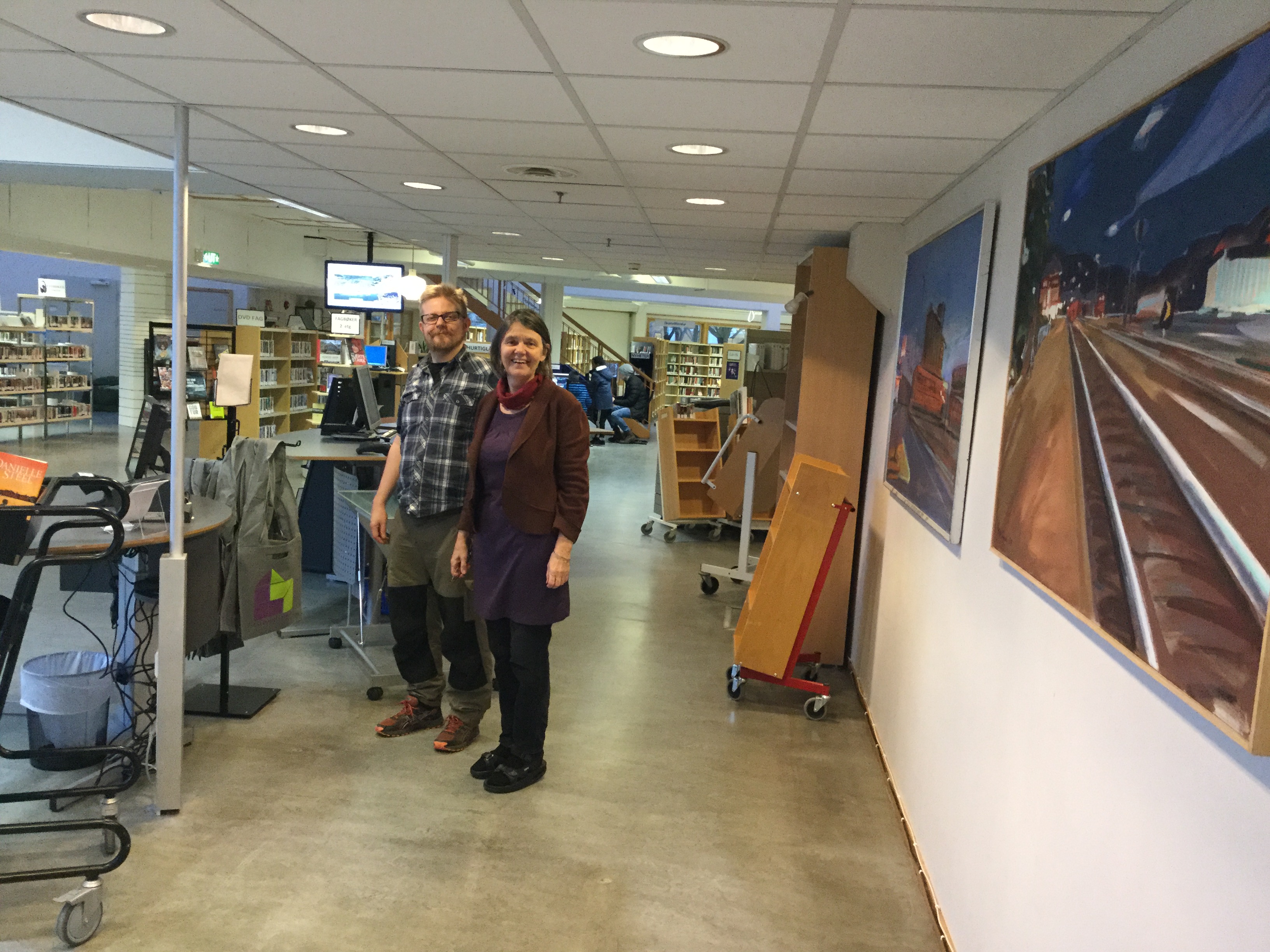 Nyoppussa bibliotek gjør opp status. Barnebibliotekar Trond Hallem og biblioteksjef Hallfrid Skimmeli.