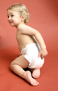Baby med bleier