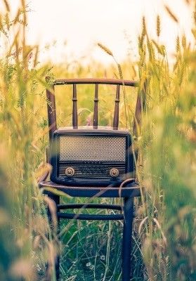 Radio på stol i naturen