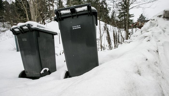 Snø rundt beholdere