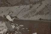 Bastian Eenberg fiskar i Lærdalselva, juli 1917
