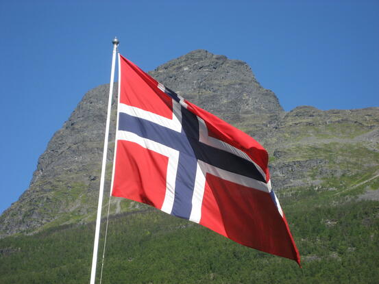 Norsk flagg på flaggstang