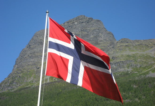 Norsk flagg på flaggstang