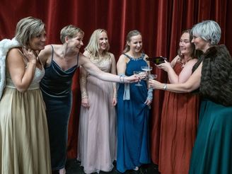Damer på ball Damer på ball