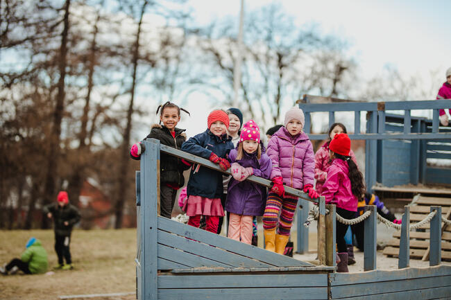 barn i barnehagen på lekestativ