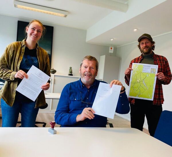 Avtale signert om frivillig vern av skog, fra venstre plan- og miljøvernrådgiver Cathrine Torjussen, ordfører Tom Anders Ludvigsen og arealplanlegger Ragnar Joakim Nese.