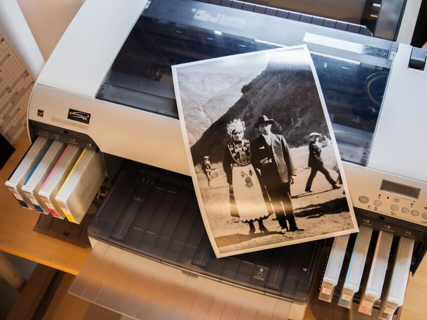 Ein papirkopi av eit svart-kvitt bilde og ein fotoskrivar.