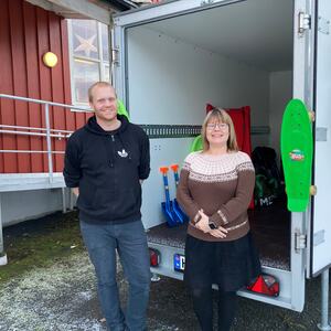 Martin Strand og Anne Britt Breivik låner ut utstyr fra BUA hengeren.