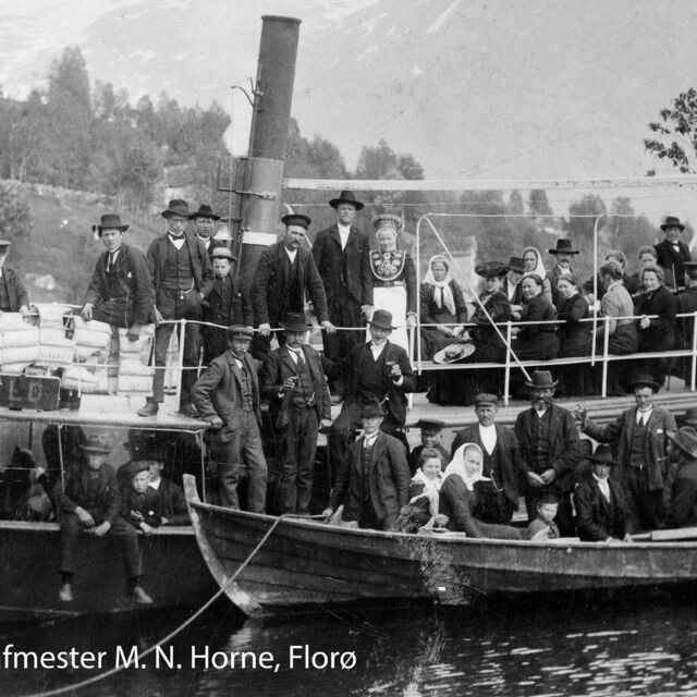 svart-kvitt, historisk bilete av båt med mange menneske