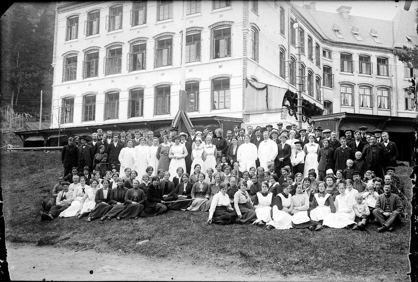17.mai-feiring på Lyster sanatorium med pasientar, pleiepersonell og arbeidsfolk. Heilt til høgre sit familien Stuppelshaug med to eller tre born.