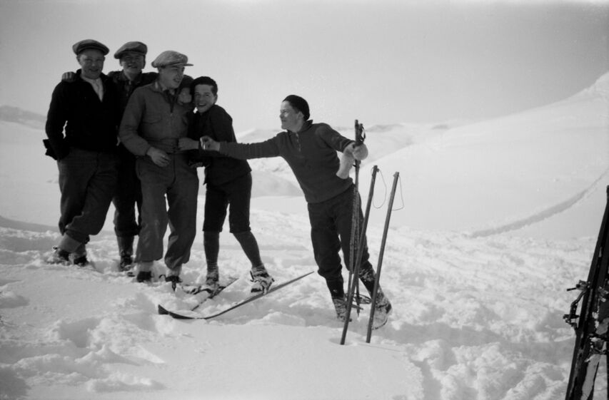 Gutar, antakeleg frå Sogndal, på skitur utan to meters avstand. Fotograf Elen Loftesnes. Årstal ukjend.