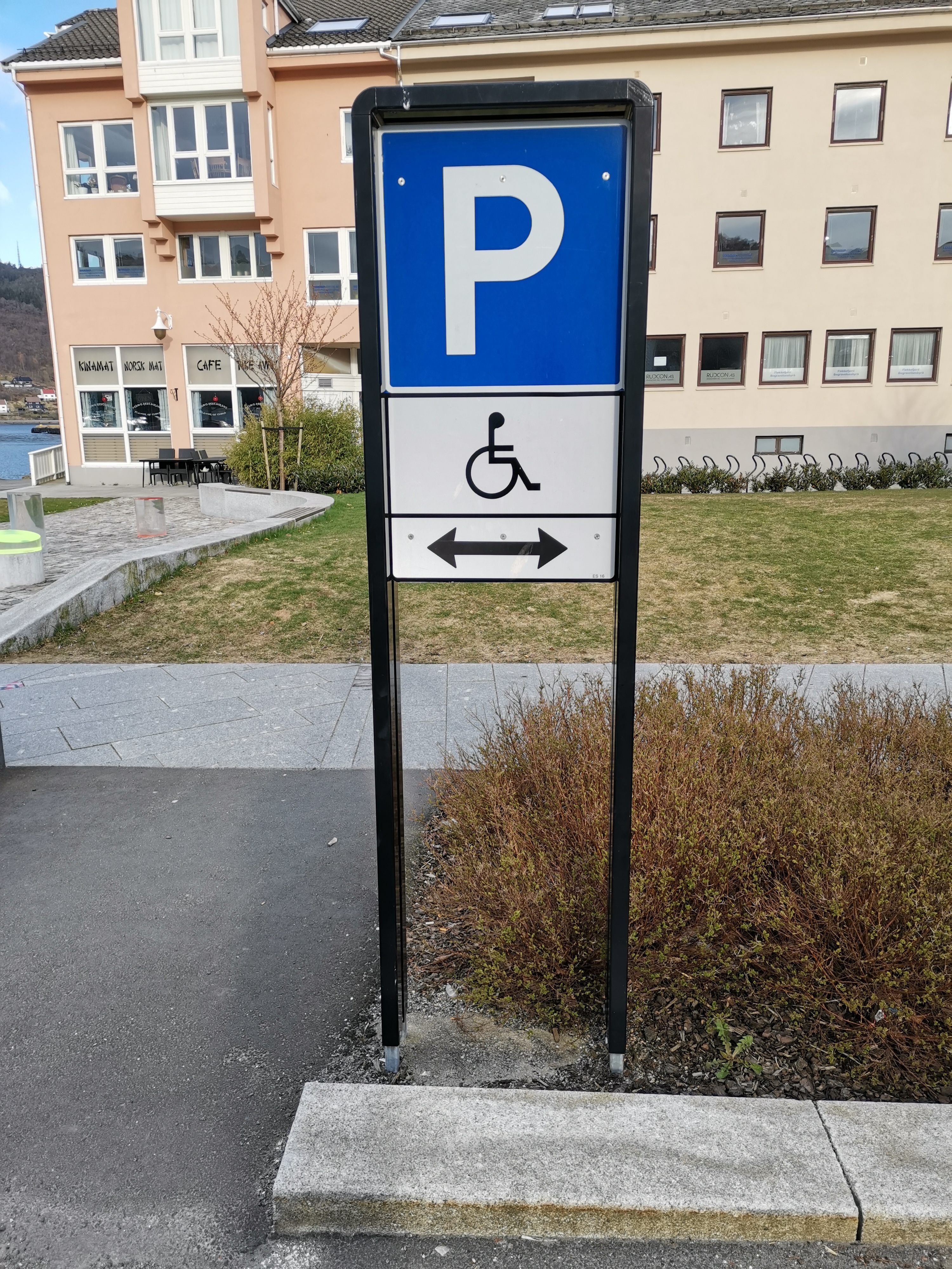 Skilt som viser handicap parkering