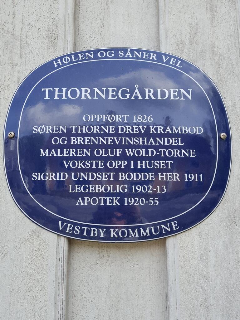 Thornegården, Hølen