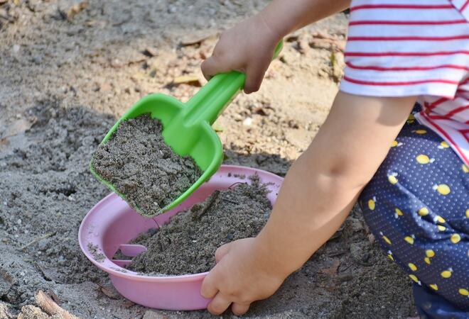Barn leker i sand