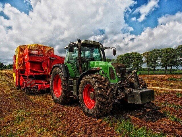Traktor (tractor-385681 Pixabay.com)