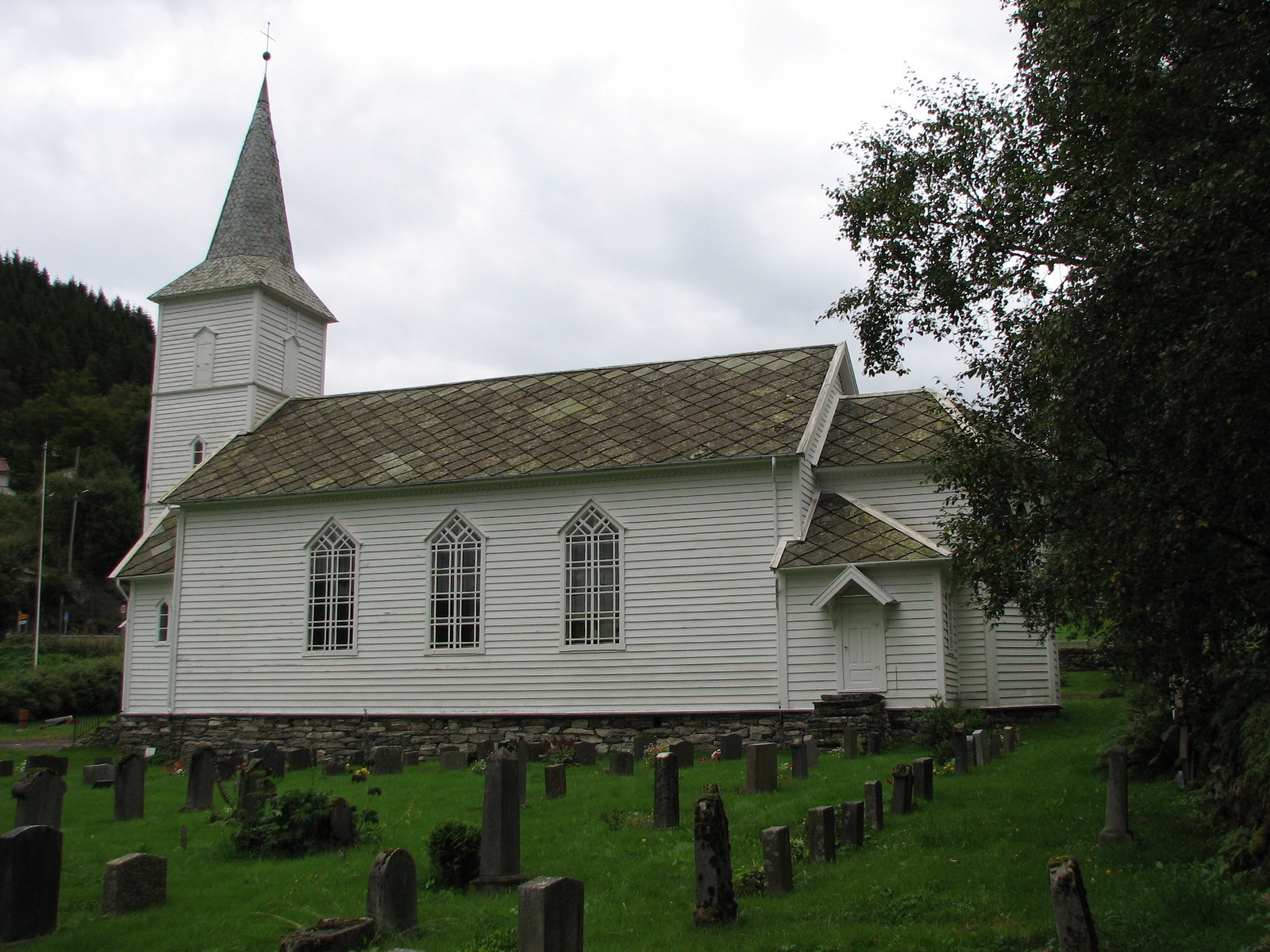 Bilde av Hyllestad kyrkje. 