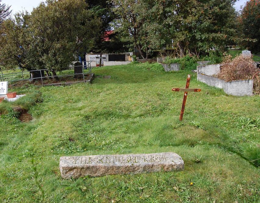 På kyrkjegarden ved Borg kyrkje på Island ligg ei eldre grav motsett veg i høve til dei andre gravene. På grava ligg ein stein med ei runeskrift på. Fotograf: Per Olav Bøyum