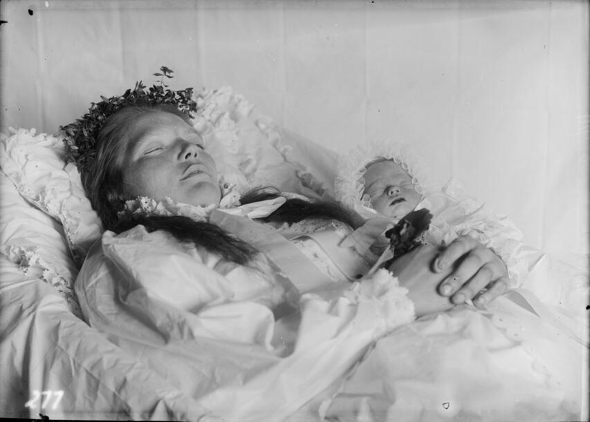 Post-mortem portrett av ukjent mor og barn, datert til ca. 1895-1930. Fotograf: Isak I. Hellebust.