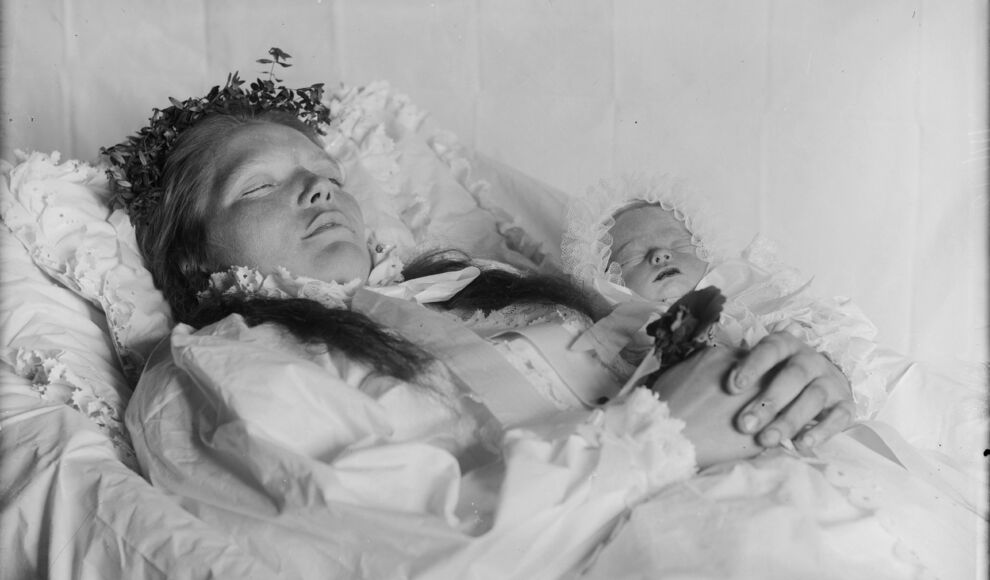 Post-mortem portrett av ukjent mor og barn, datert til ca. 1895-1930. Fotograf: Isak I. Hellebust.