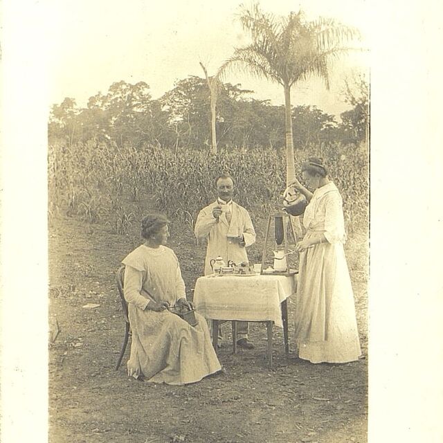 Andreas Hans Lindelie på Cuba i 1911. Den eine av kvinnene er truleg kona Claire. Andreas var fråhaldsmann, og skålte helst i andre drikkevarer enn brennevin (Arkivreferanse: SFF-88047 - Skåsheim, Anders)