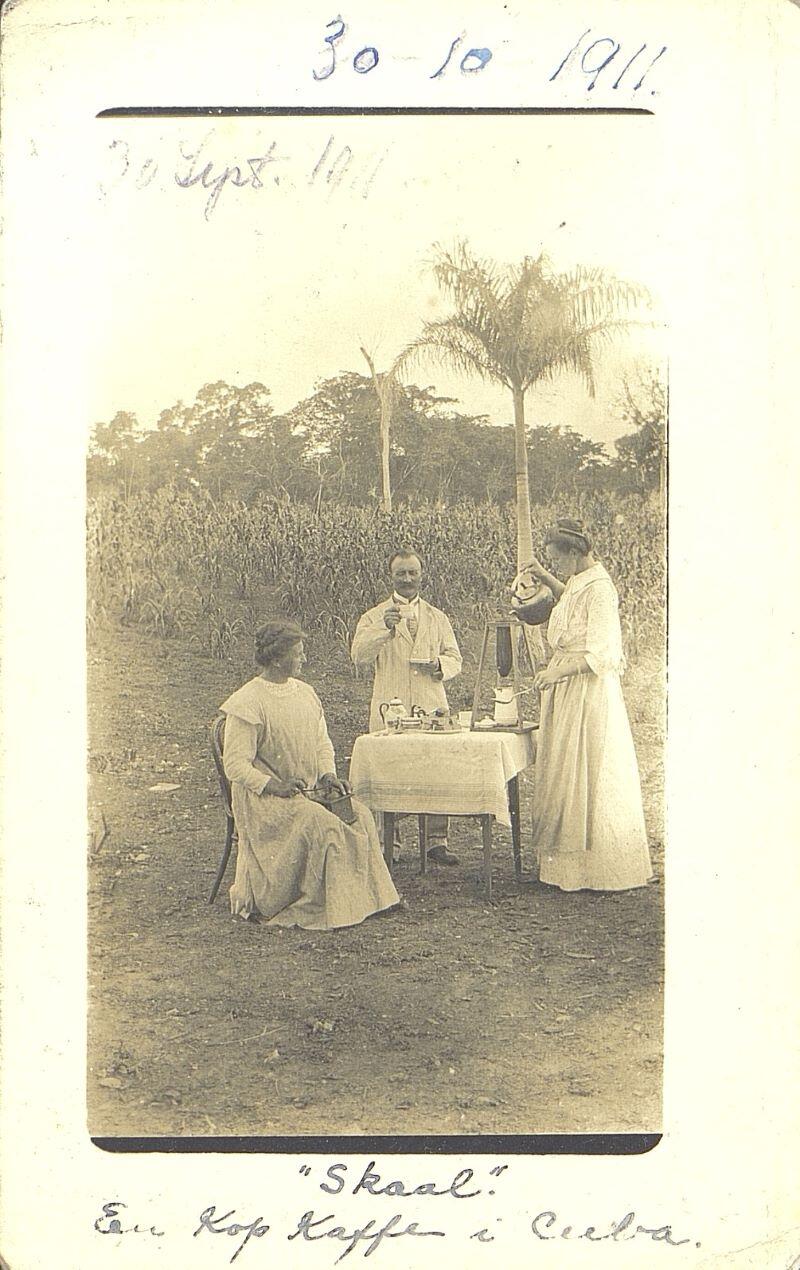 Andreas Hans Lindelie på Cuba i 1911. Den eine av kvinnene er truleg kona Claire. Andreas var fråhaldsmann, og skålte helst i andre drikkevarer enn brennevin (Arkivreferanse: SFF-88047 - Skåsheim, Anders)