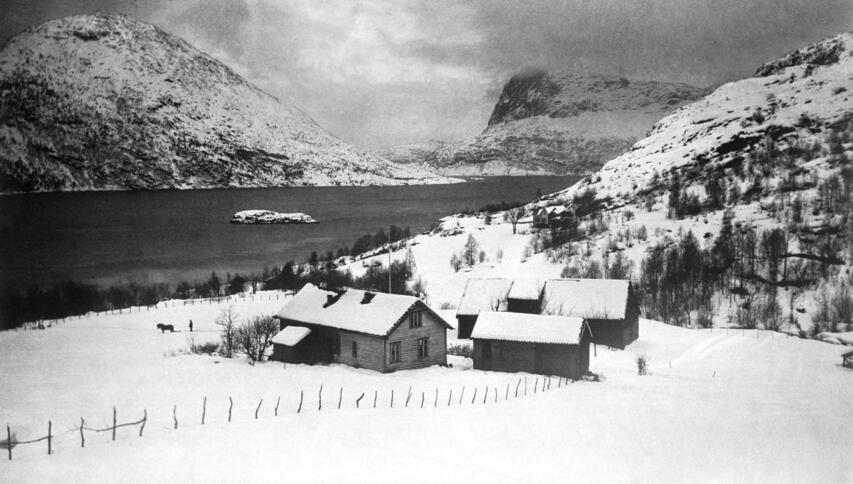 Indrefjorden i vinterdrakt 1928. Fotograf er Orlaug Sognnes