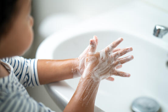 Barn vasker hender 1