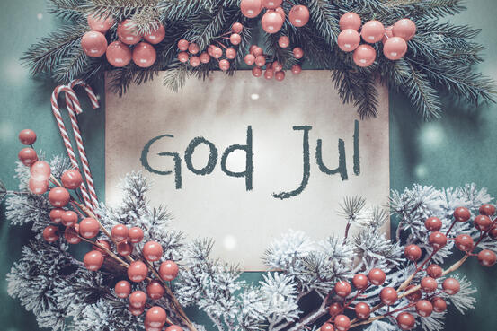 Bilde: Julepynt og en plakat med tekst "God Jul"