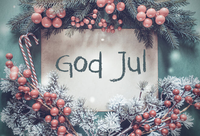 Bilde: Julepynt og en plakat med tekst "God Jul"