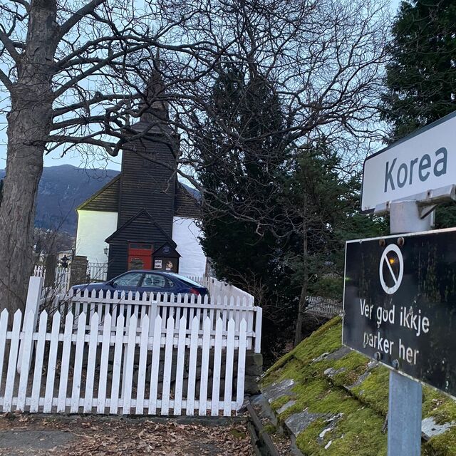 I dag heiter vegstubben frå kyrkja langs fjorden Korea. Bilete: Renate Sæle/Sogn Avis.